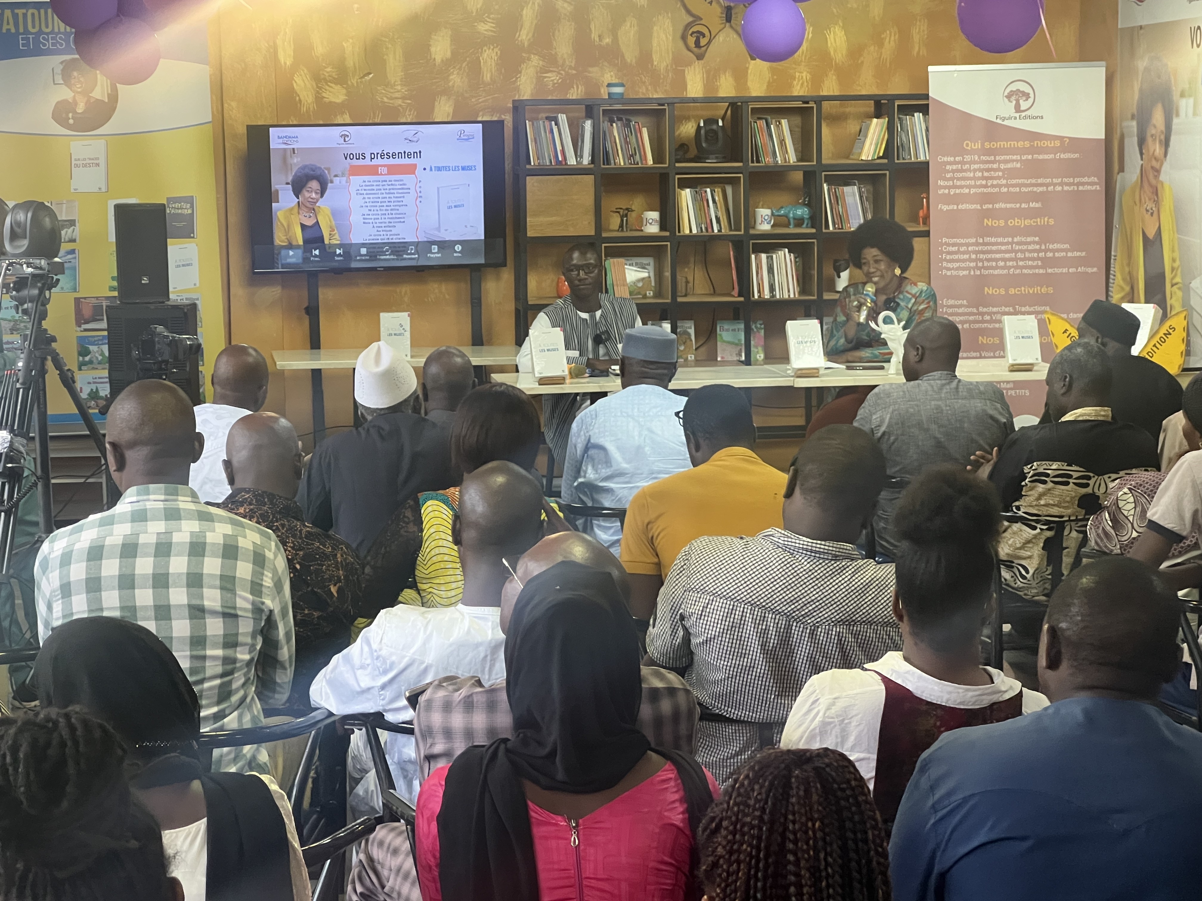 La Pirogue Salle Samia 2.jpg (2.87 MB)